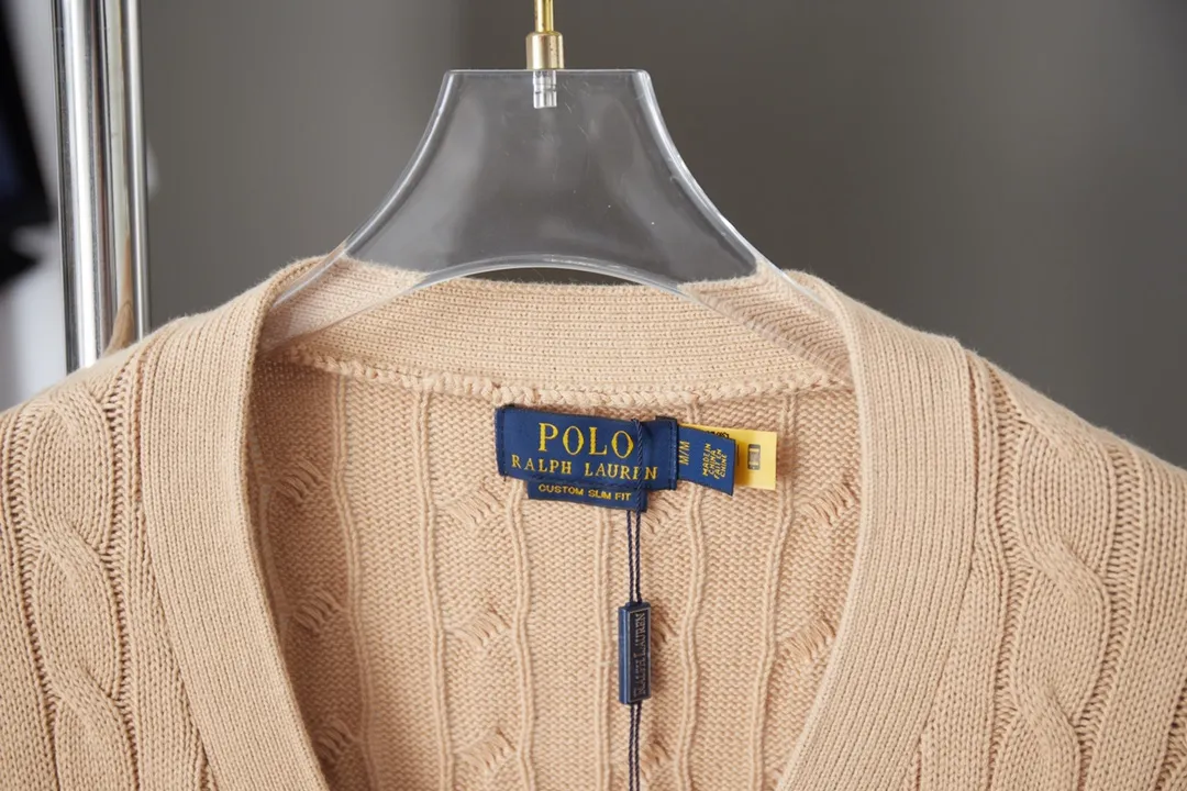 P250 POLO Paul Ralph Lauren 25FW new autumn and winter style classic war horse embroidered twist sweater, light luxury, a must-have item for daily commuting for men and women. Correct version. Welcome to compare. Detailed features · Made of 35% wool content yarn, 35% cashmere 30% synthetic fiber · Used German imported machine twist knitted cardigan · Open mold customization brand logo resin buttons · Imported Tajima machine embroidered classic war horse · Thread design on collar, cuffs and hem, windproof and comfortable · Original main mark, washed tag, moisture-proof paper packaging Color: black/khaki/grey Size: S M L XL